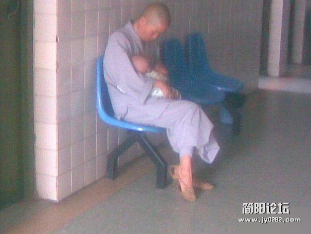 实拍师太奔放起来真吓人 (2).jpg