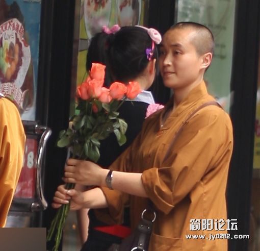 实拍师太奔放起来真吓人 (3).jpg