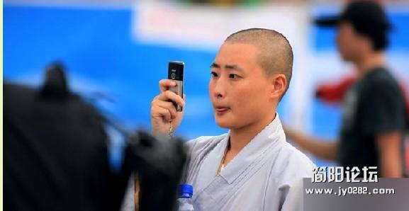 实拍师太奔放起来真吓人 (4).jpg