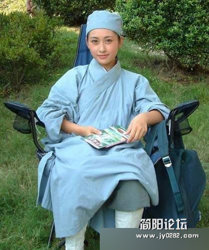 实拍师太奔放起来真吓人 (5).jpg