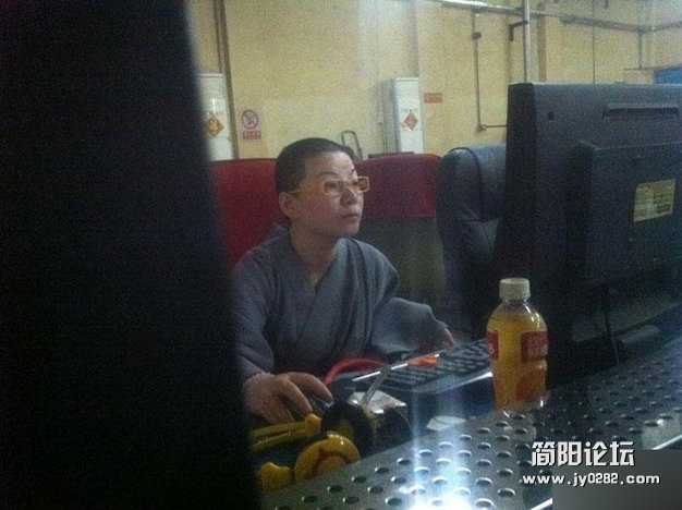 实拍师太奔放起来真吓人 (6).jpg