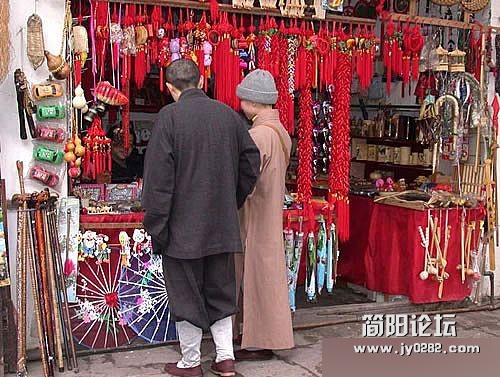 实拍师太奔放起来真吓人 (8).jpg