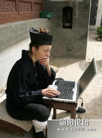 实拍师太奔放起来真吓人.jpg