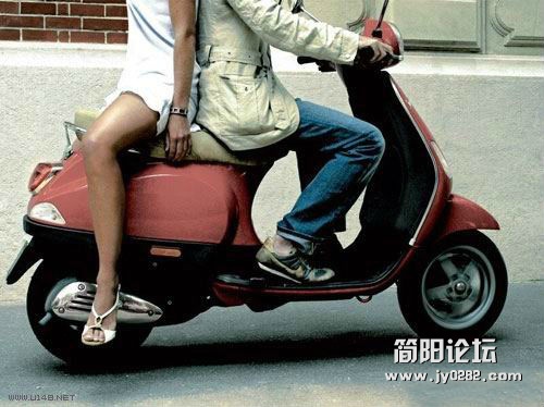 胸罩广告，太大，搁的慌，还是背对着吧。.jpg