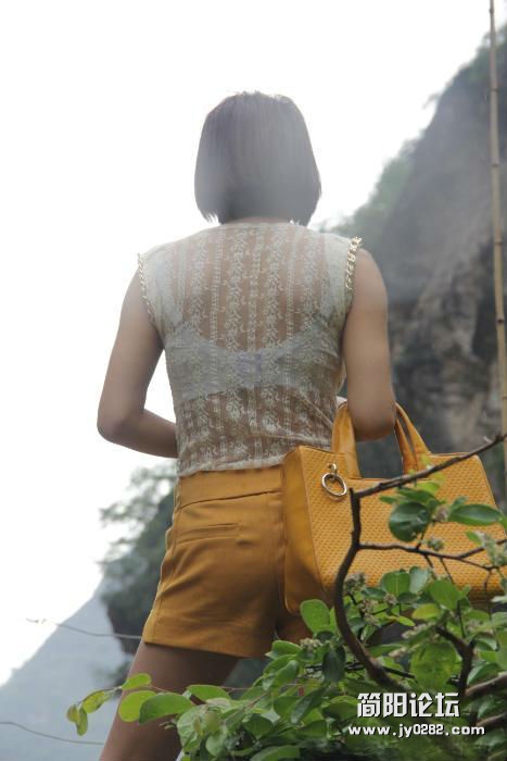 这妹子穿的真清凉啊.jpg