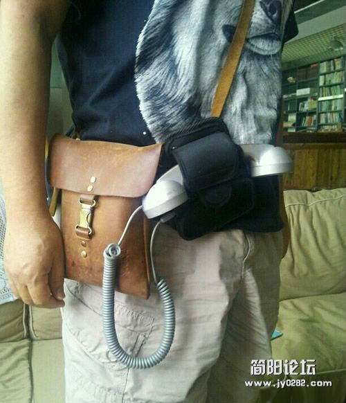 这样子的斜挎手机真是酷毙了.jpg