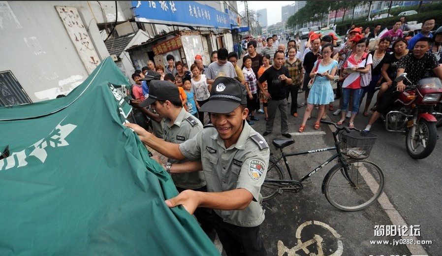 2012年7月14日，安徽省合肥市，三名外国城管在搬除违章搭建的大棚，身后聚集了一大批好.jpg