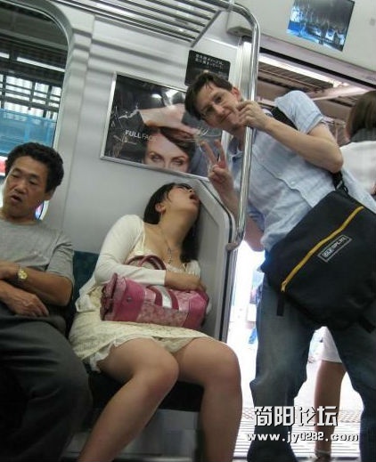老外和日本屌丝女在电车上玩到high！.jpg