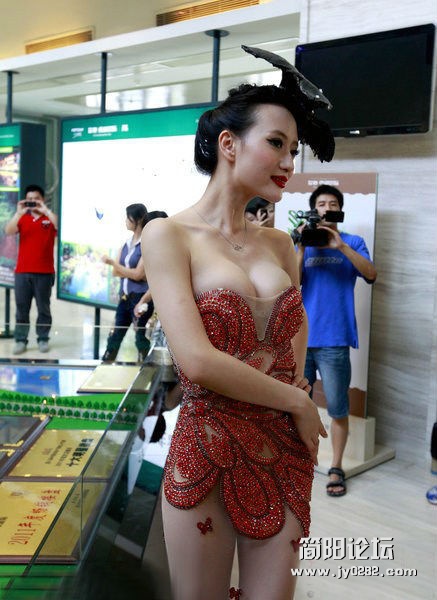 车模吴雨婵着万颗红钻透视礼服秀豪乳捞金.jpg