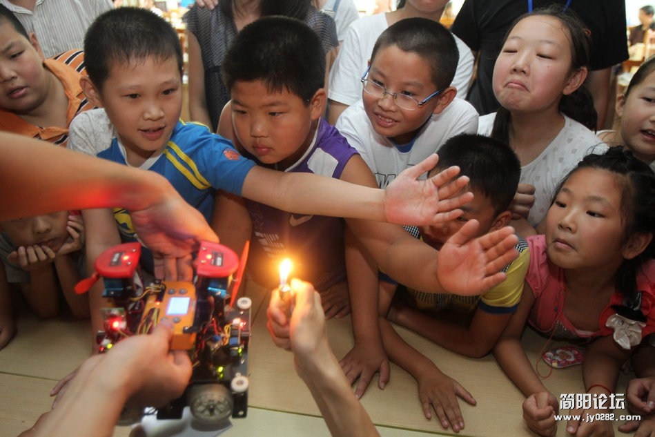 城乡孩子不同的暑假生活 他们是怎样度过的86PT81Q63Q0N0029.jpg