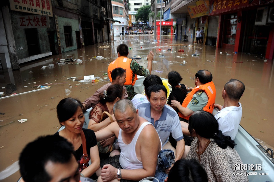 7月21日以来，重庆部分区县遭遇暴雨袭击。截至目前全市9个区县不同程度受灾，0.8万多人.jpg