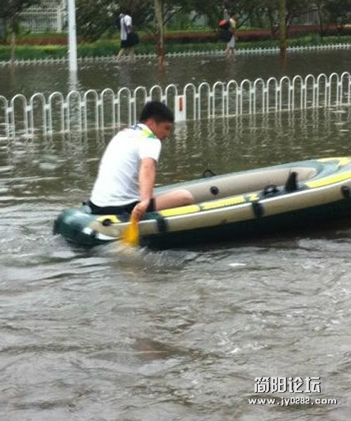 天津大雨：市民“雨中取乐”778127912369008009.jpg