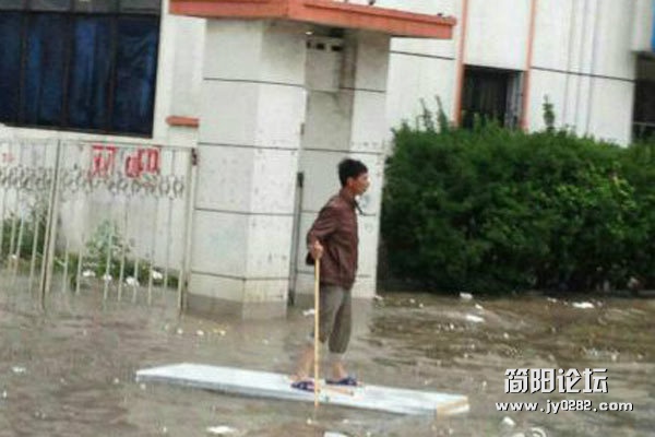天津大雨：市民“雨中取乐”1642588316246179462.jpg