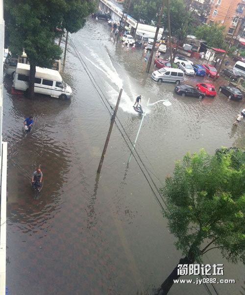 天津大雨：市民“雨中取乐”4308327790435223493.jpg