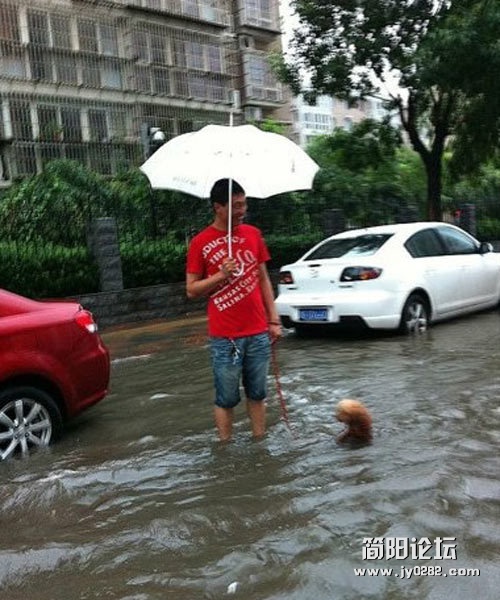天津大雨：市民“雨中取乐”9607369856895570364.jpg