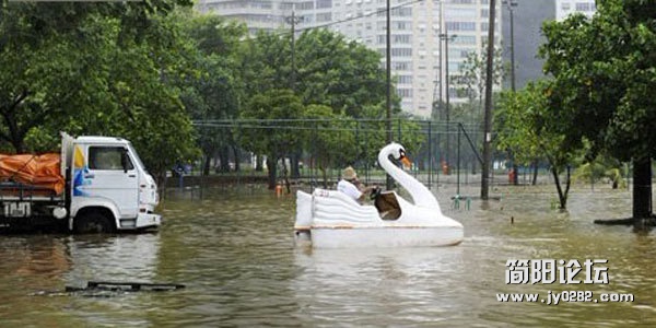 天津大雨：市民“雨中取乐”13477951222829178141.jpg