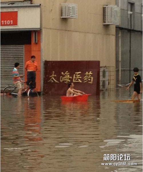天津大雨：市民“雨中取乐”17005685627788258044.jpg