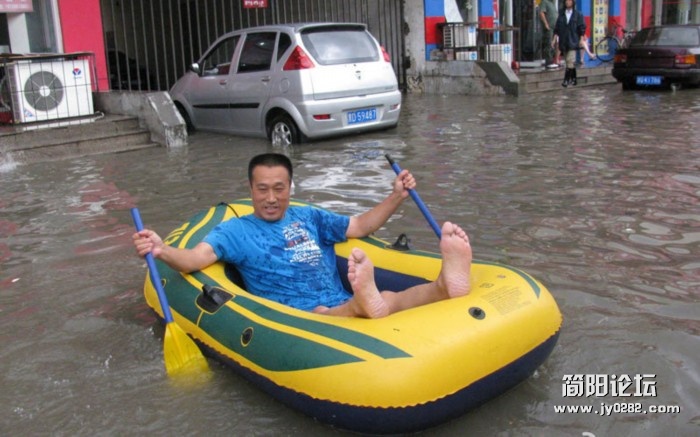 天津大雨：市民“雨中取乐”.jpg