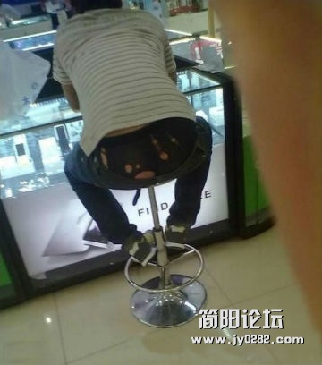 店里遇到一个穿低腰裤的 内裤露出无比震撼！.jpg