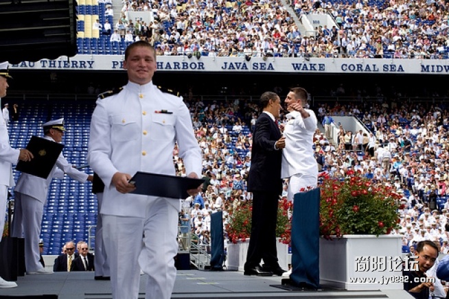 2009年5月26日，奥巴马在美国海军学院毕业典礼上.jpg