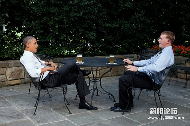 2011年9月14日，奥巴马与荣誉勋章获得者Dakota Meyer聊天.jpg
