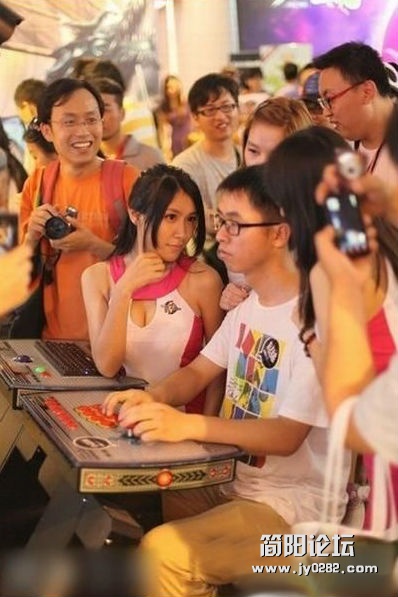 CJ上最淡定的屌丝，你就这样面对身边妹子的眼神么.jpg