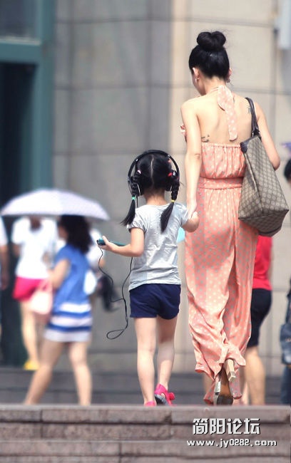 重庆气温最高超37℃ 短裤长裙“风光好”.jpg