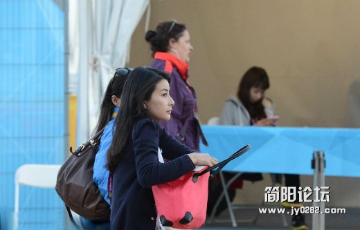 s201郭晶晶现身跳水赛场助阵22180404503501ed1e28e0aa_original.jpg