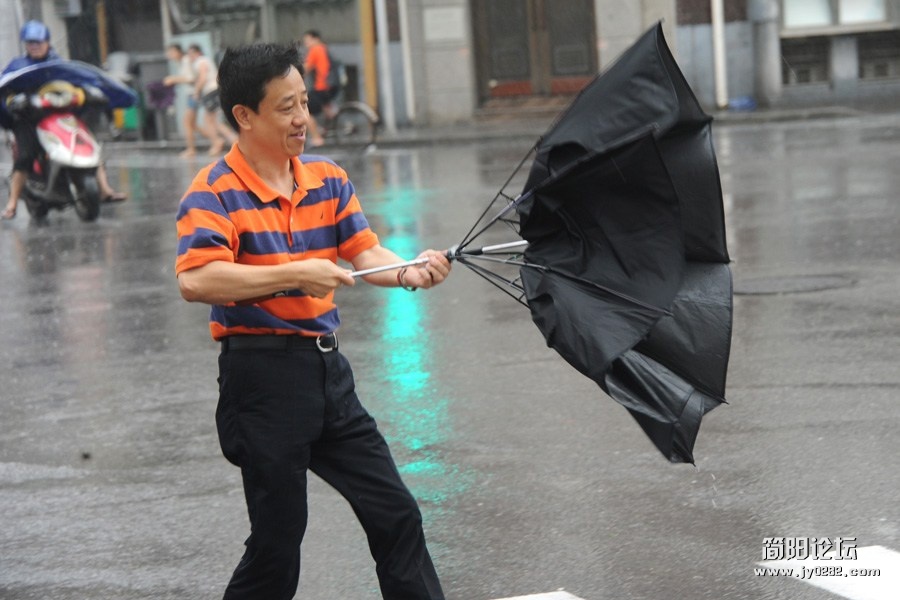 台风“海葵”来袭 实拍上海街头“众生相”88F3VN2T00AN0001.jpg