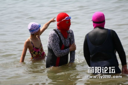 海边穆斯林女性的怪异泳衣。t2012219141718240243.jpg