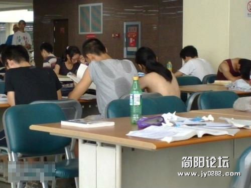 在图书馆看到这个妹子！！有些不淡定了.jpg