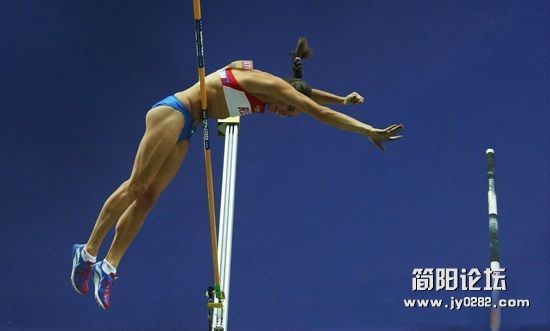 一张图告诉你为什么撑杆跳MM都是平胸.jpg