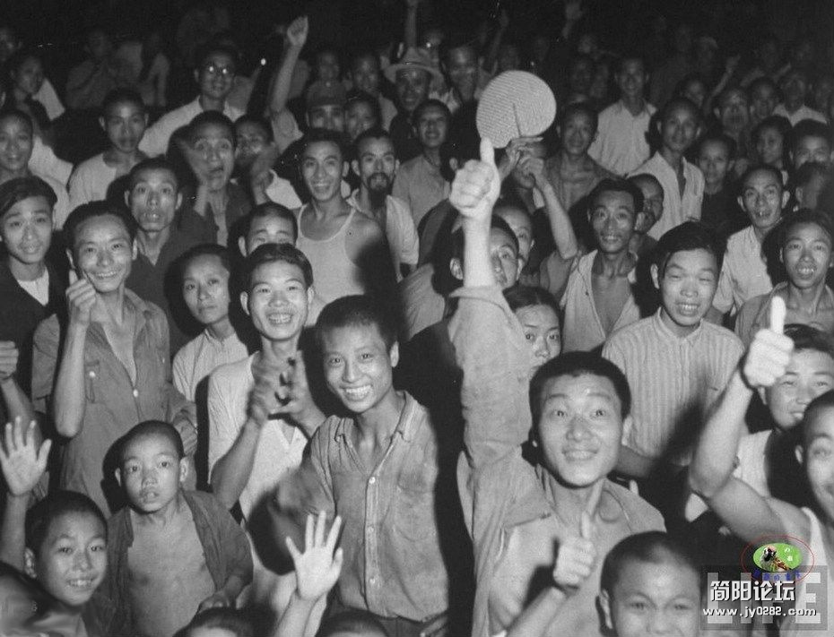 日本投降，中国人民庆祝抗战胜利。.jpg