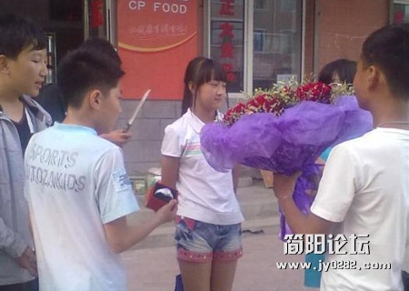 现在的00后真的开放 这么小就公开捧花求婚n20122410944501503d74120a3db.jpg