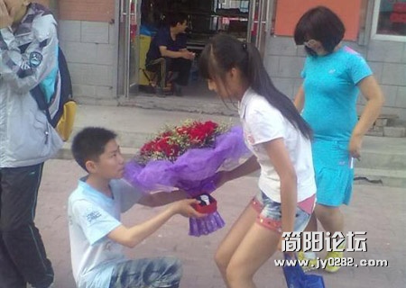 现在的00后真的开放 这么小就公开捧花求婚n20122410945311503d743b68e50.jpg