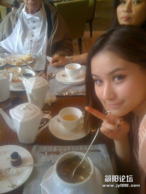 赌王女儿何超莲海量私照.jpg