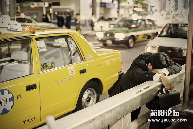 晒晒“疲惫”日本人奇怪睡姿 (7).jpg