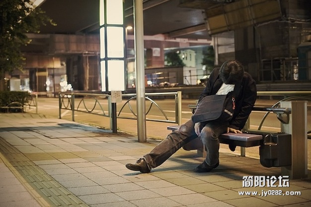 晒晒“疲惫”日本人奇怪睡姿 (8).jpg