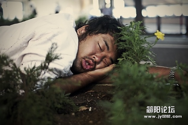 晒晒“疲惫”日本人奇怪睡姿 (1).jpg
