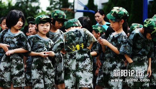 一年级小学生参加军训萌态百出 (1).jpg