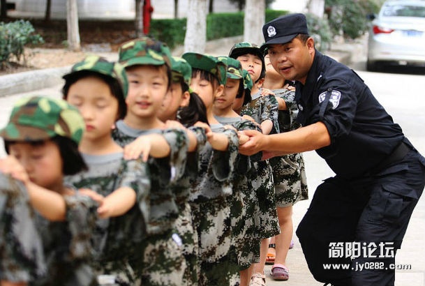 一年级小学生参加军训萌态百出 (3).jpg