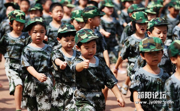 一年级小学生参加军训萌态百出.jpg