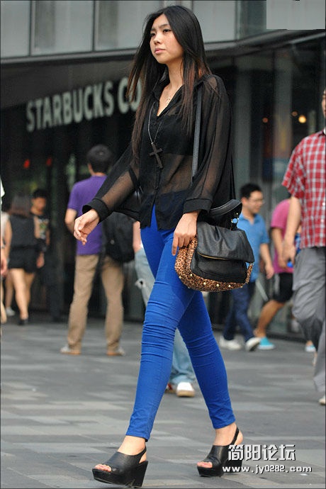 街拍：风情万种的北京时尚淑女2675094_a110f8d9036eb1e4220de3c8a73b41b9 (2).jpg