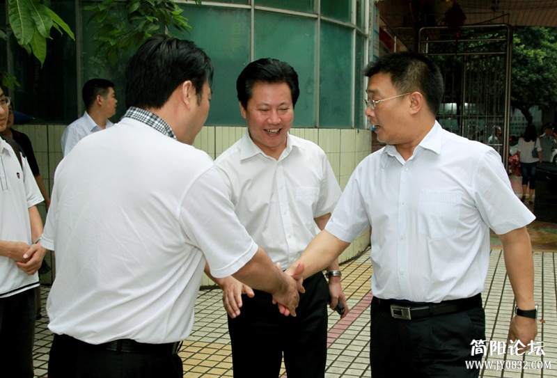 王宏斌书记到简阳中学慰问教师-1-wl.jpg