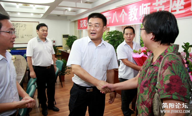 与教师代表亲切握手-1-wl.jpg