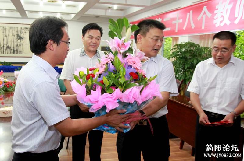 向优秀教师代表陈建超老师敬献鲜花-1-wl.jpg
