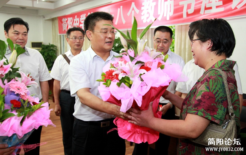 向贫困教师代表赠送鲜花-1-wl.jpg