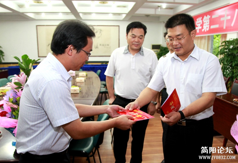 向教师代表赠送节日慰问金-1-1.jpg