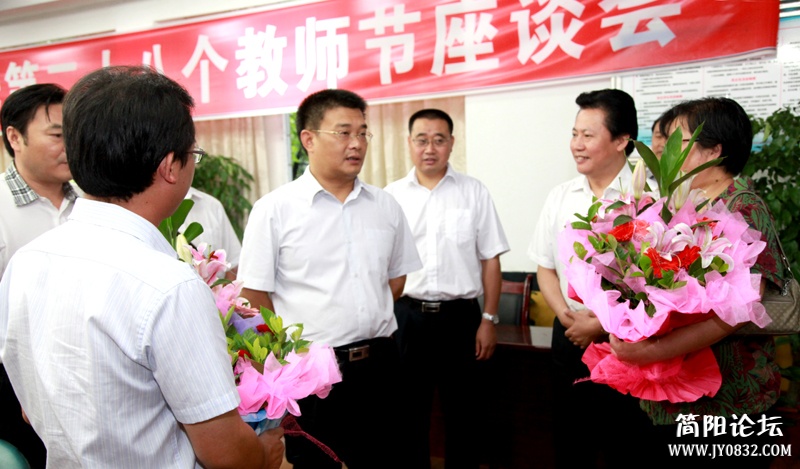 与教师亲切交谈，关心教师生活、了解教师工作困难并对教育教学提出要求-1-wl.jpg