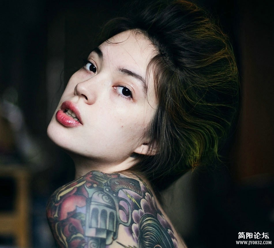 俄罗斯纹身美女全裸照登《Inked》8BH4PHFB00AJ0003.jpg